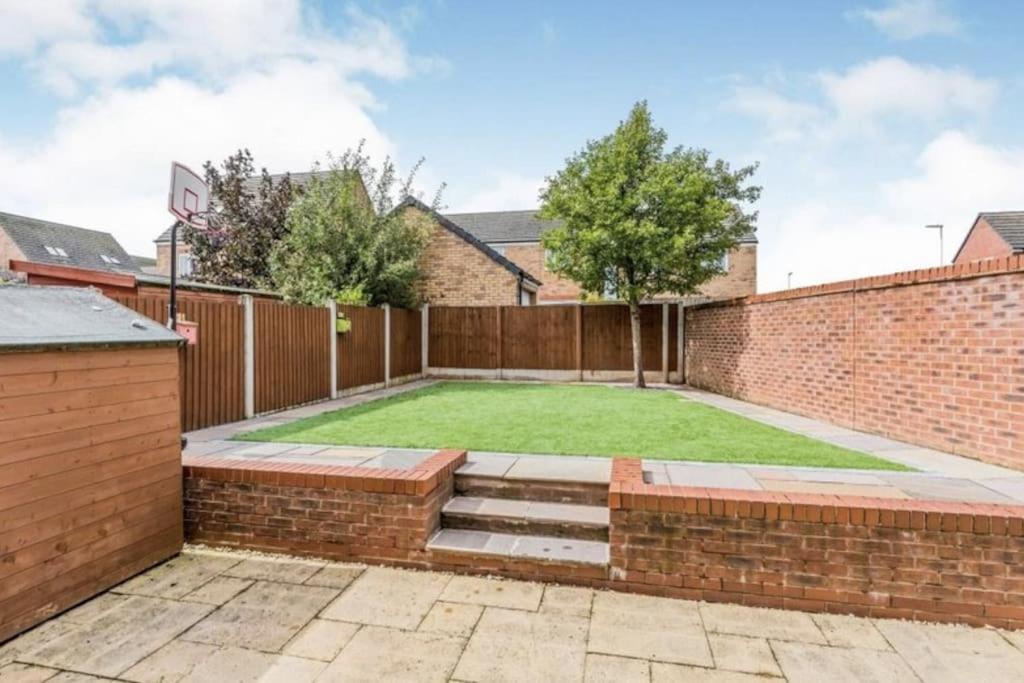 Spacious Detached 5 Bedroom4 Bathroom Wifi Parking Newcastle-under-Lyme Exterior photo